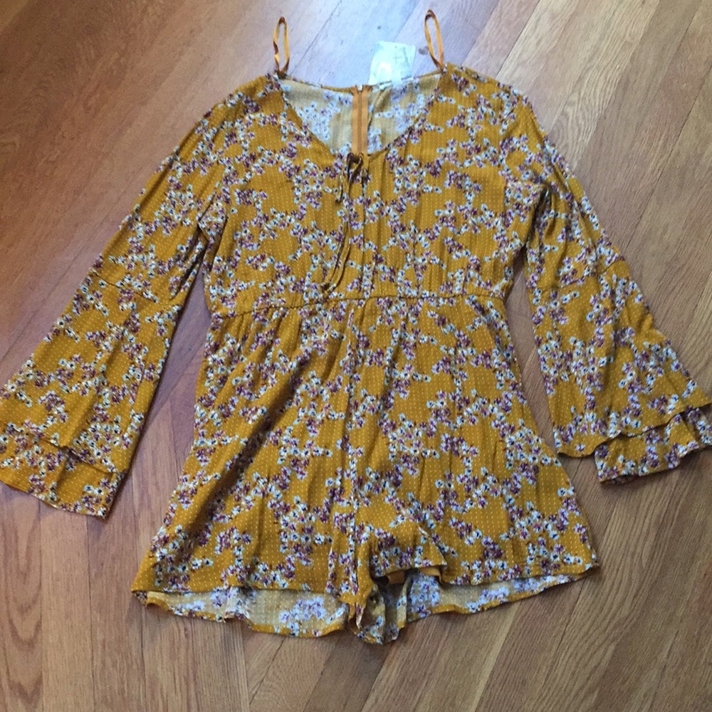 NWT bell sleeve romper xl